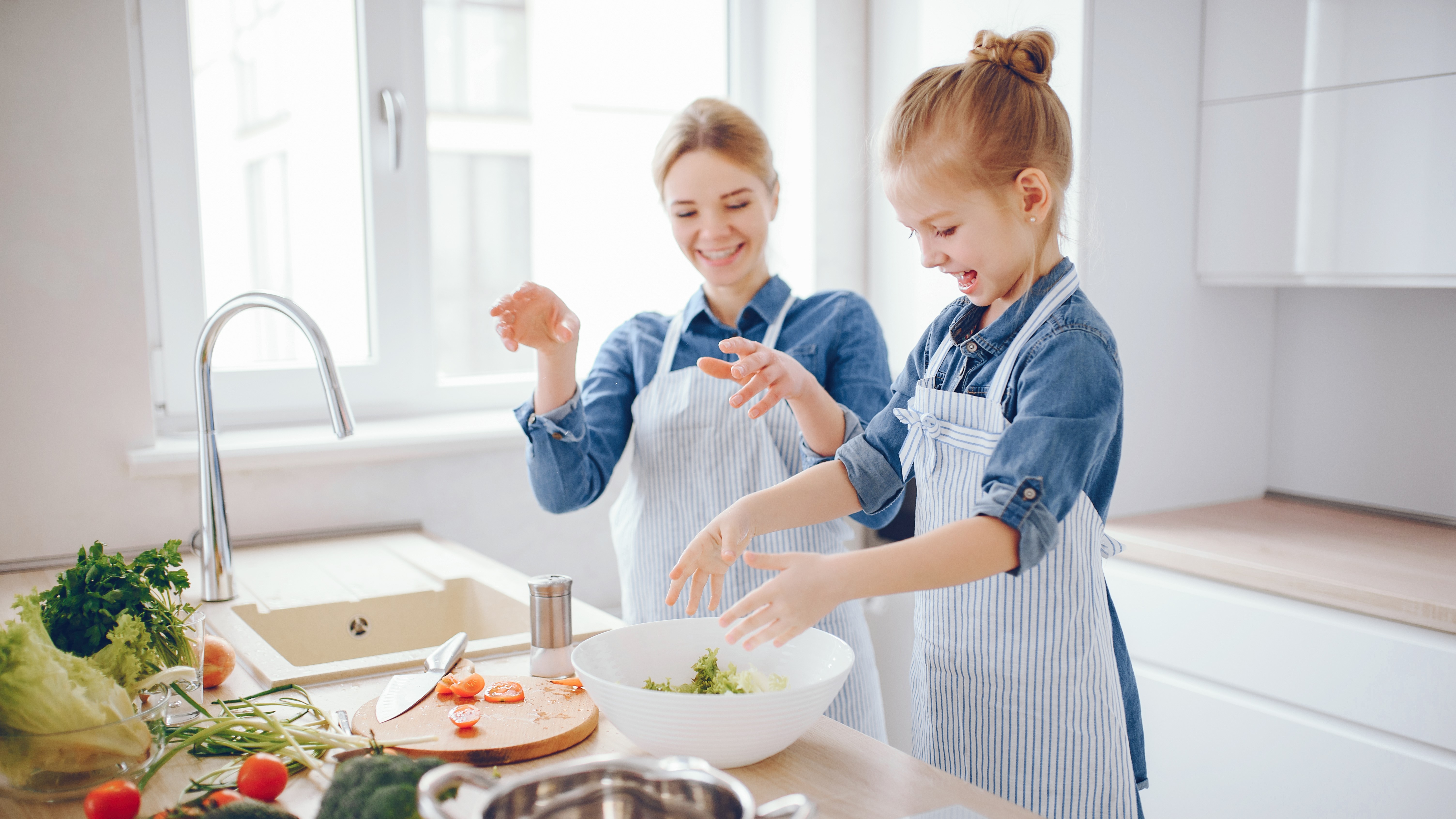 She in the kitchen. Кухня для детей. Готовка на кухне. Фотосессия на кухне. Готовим для детей.